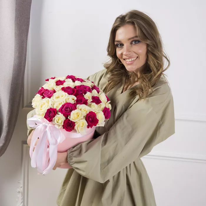 51 малиновая и белая роза в шляпной коробке