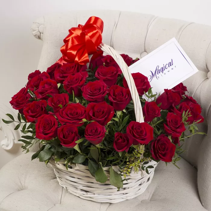 51 красная роза в корзине