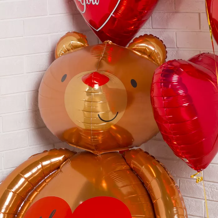 Композиция с большим мишкой и сердцами