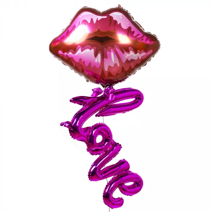 Фонтан шаров с надписью Love и губами