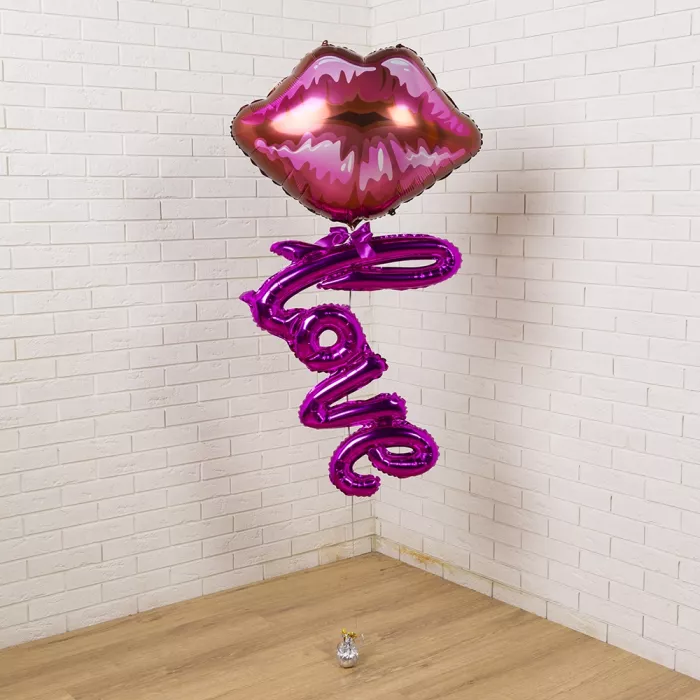 Фонтан шаров с надписью Love и губами