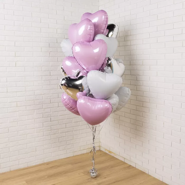 Облако из фольгированных сердец