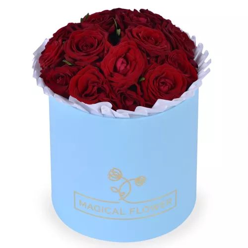 Букет родителям из 15 красных роз в голубой шляпной коробке на годовщину свадьбы