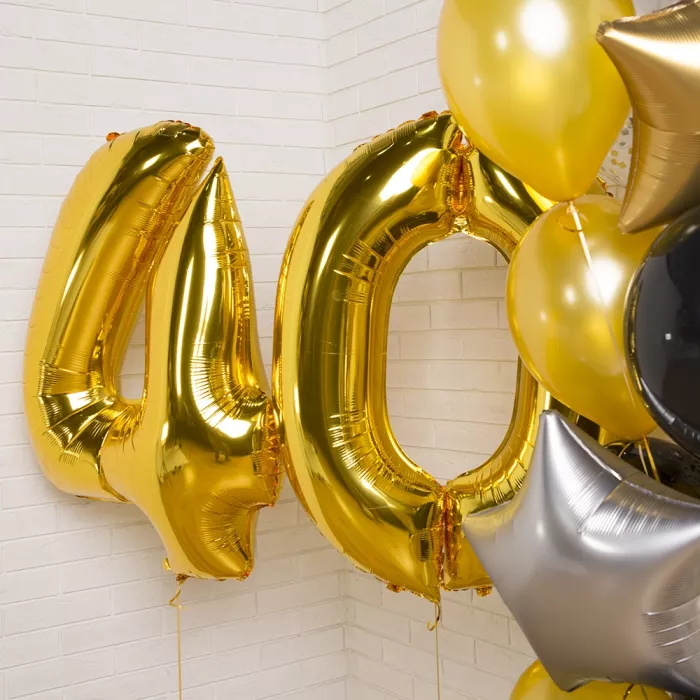 Композиция шаров с золотыми фонтанами и цифрой Композиция шаров с золотыми фонтанами и цифрой