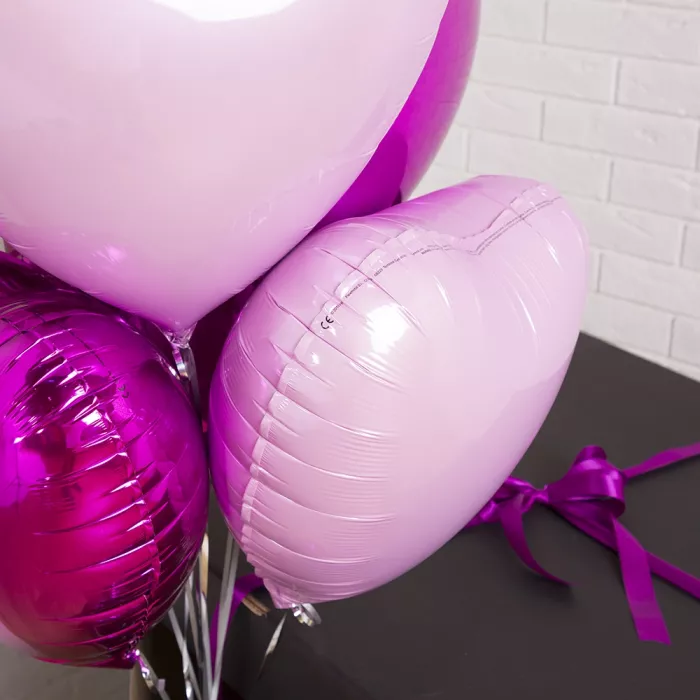 Коробка-сюрприз с шарами в форме сердец