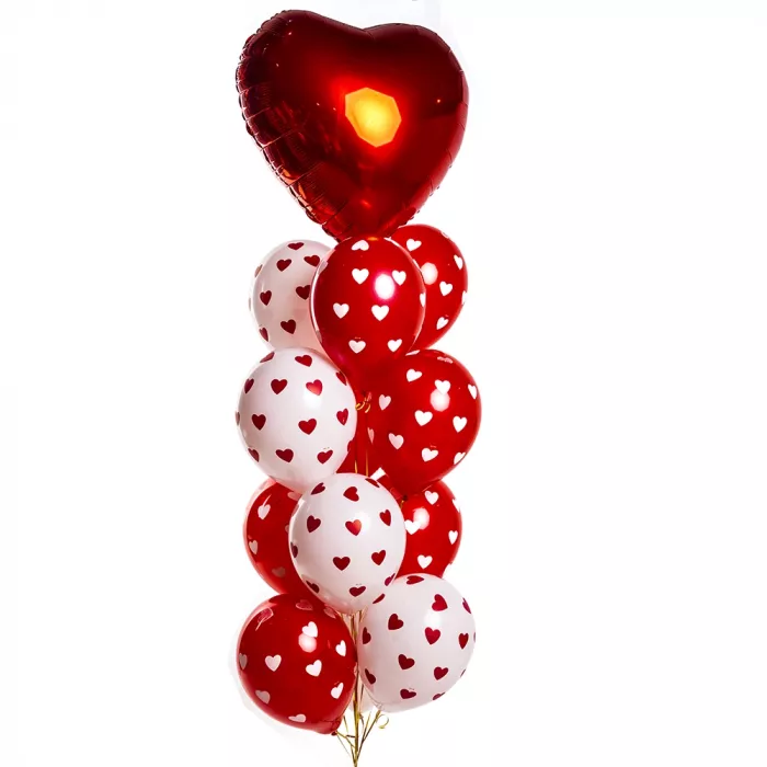 Фонтан с большим красным сердцем