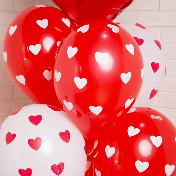 Фонтан с большим красным сердцем