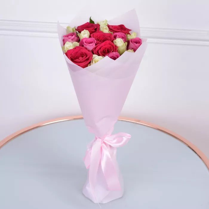 19 разноцветных роз