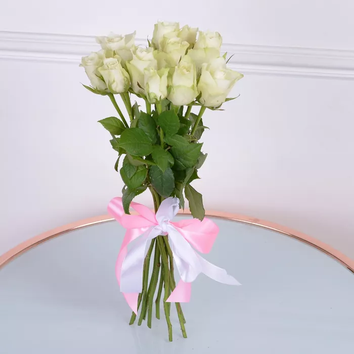 11 белых роз