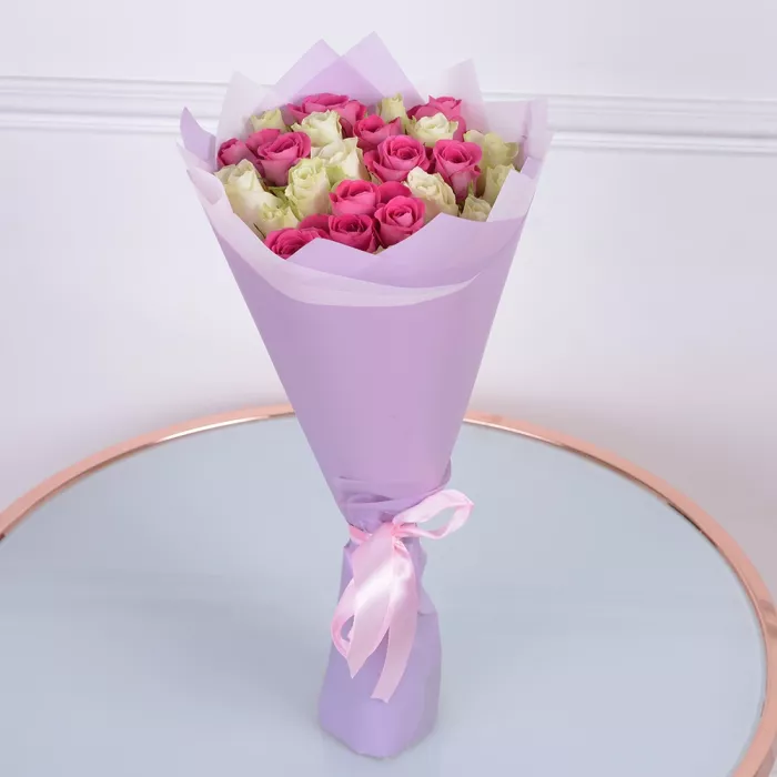 Букет из 25 белых и розовых роз