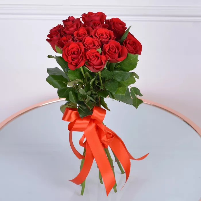 15 красных роз