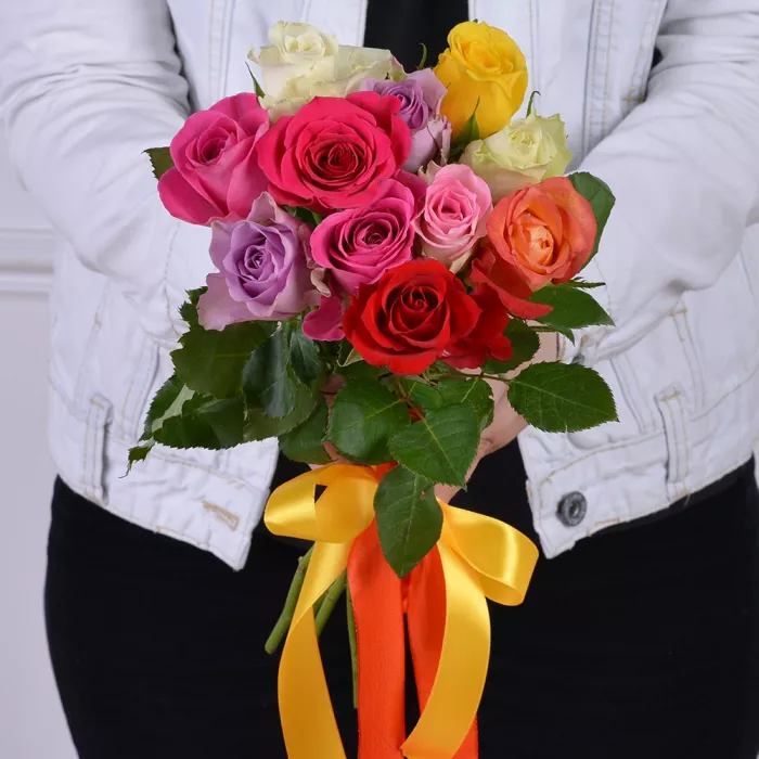 11 разноцветных роз
