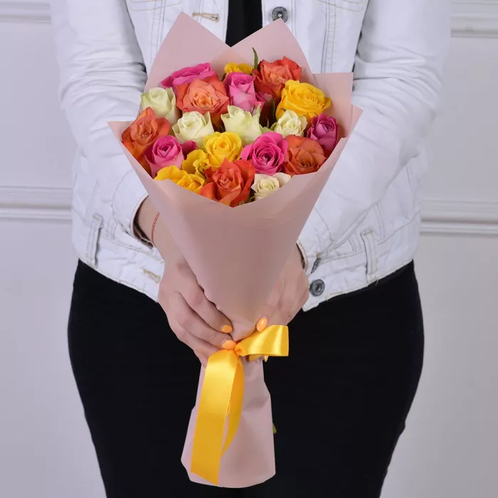 19 разноцветных роз 40 см