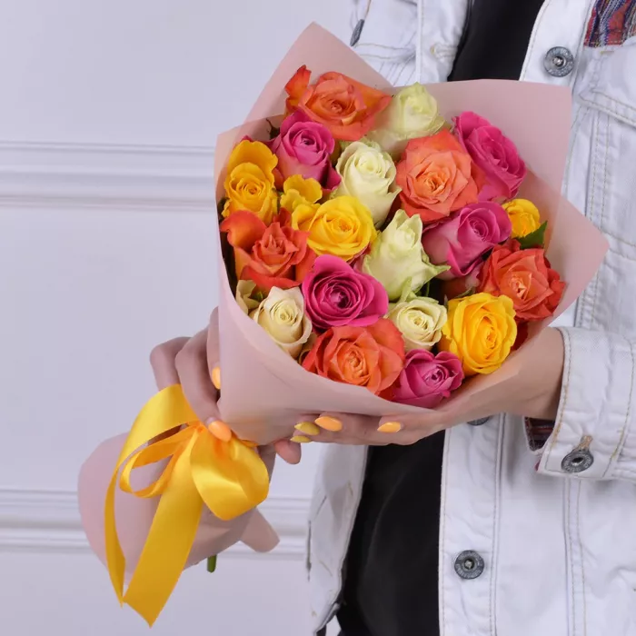 19 разноцветных роз 40 см