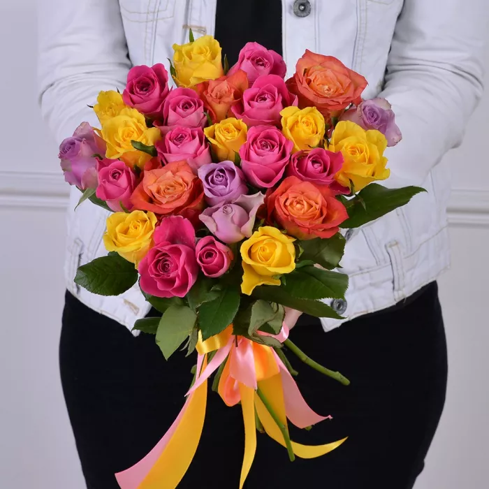 25 разноцветных роз