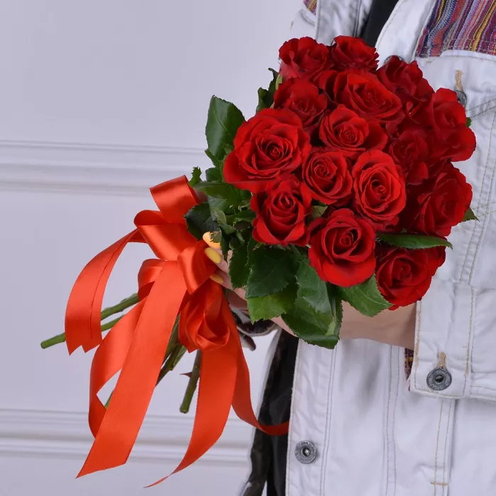15 красных роз