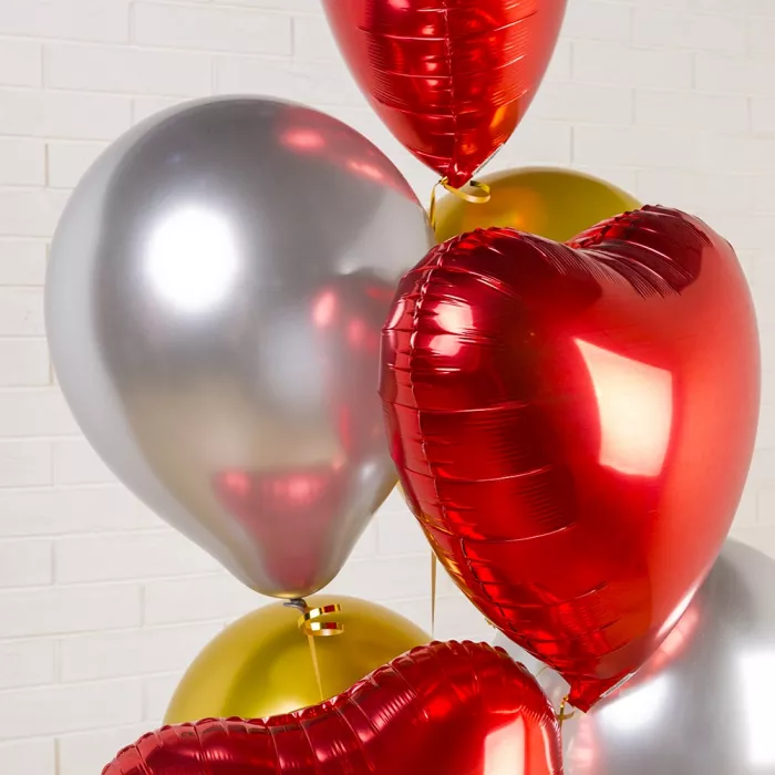 Фонтан шаров с красными сердцами