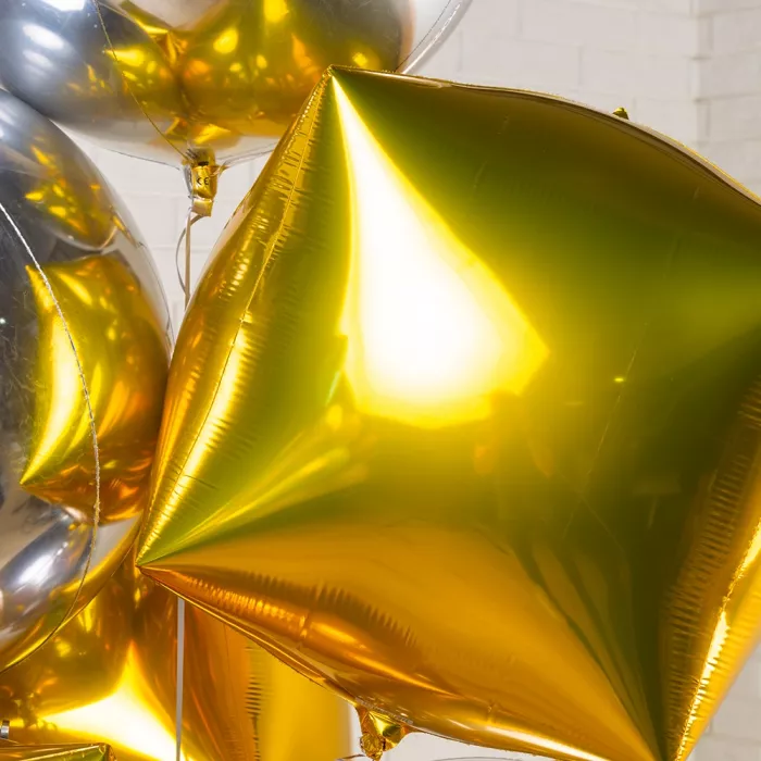 Облако из серебряных сфер и золотых кубов Облако из серебряных сфер и золотых кубов