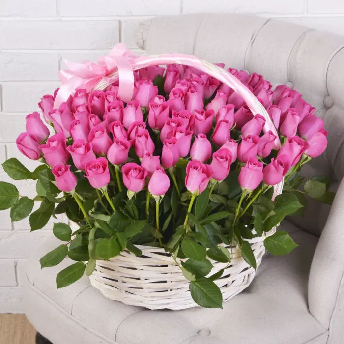 101 розовая роза в корзине