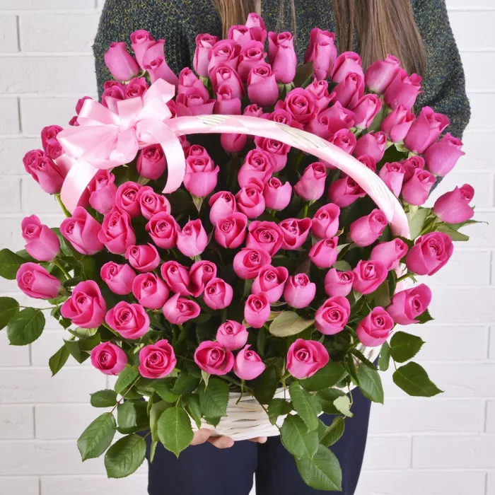 101 розовая роза в корзине