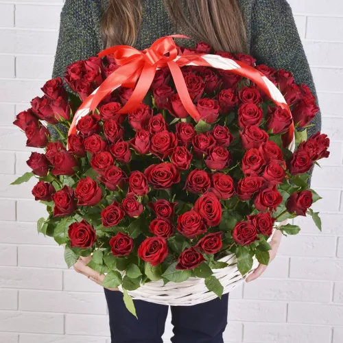 101 красная роза в корзине 