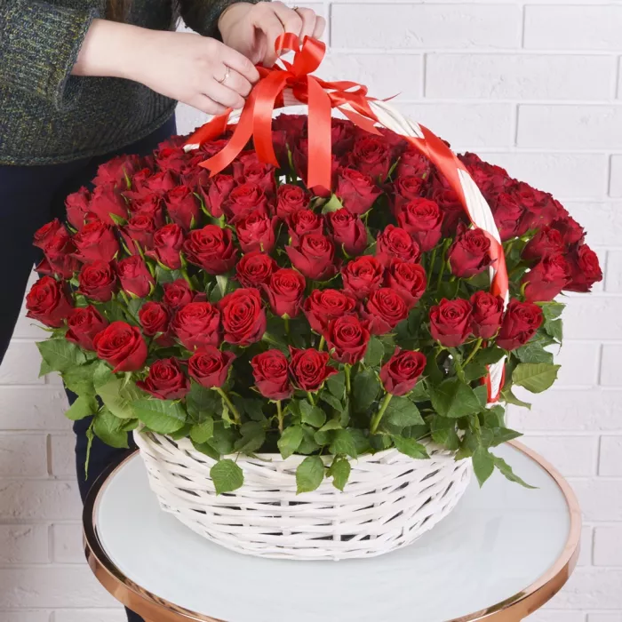 101 красная роза в корзине