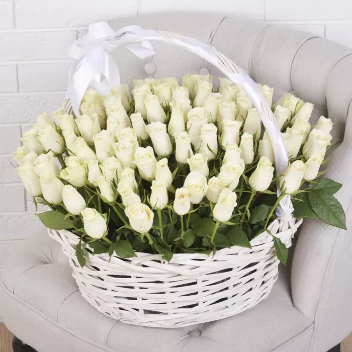 101 белая роза в корзине