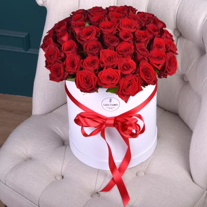 Шляпная коробка с букетом из 51 розы premium