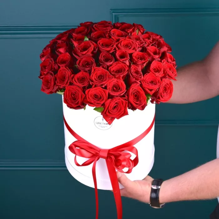 Шляпная коробка с букетом из 51 розы premium