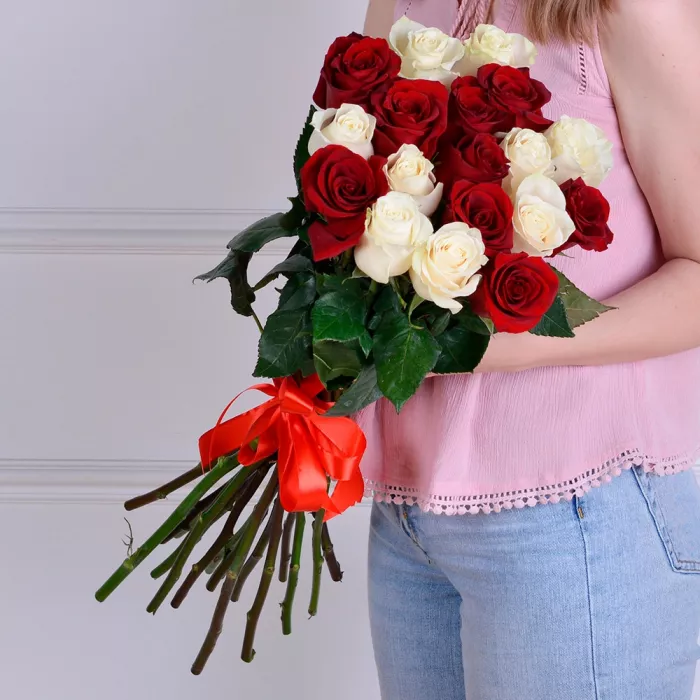 19 разноцветных роз Эквадор 70 см