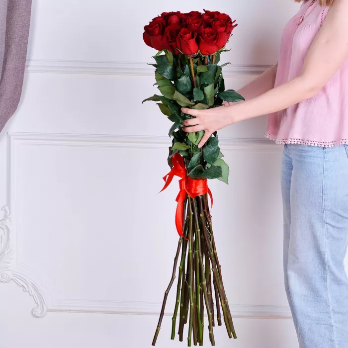 19 красных роз 70 см