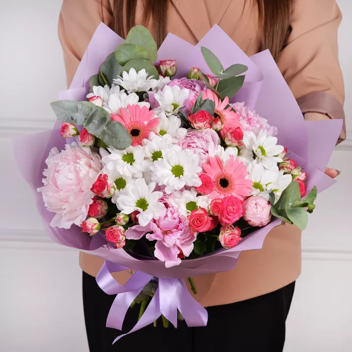 Букет из кустовых роз, гербер и пионов Букет из кустовых роз, гербер и пионов