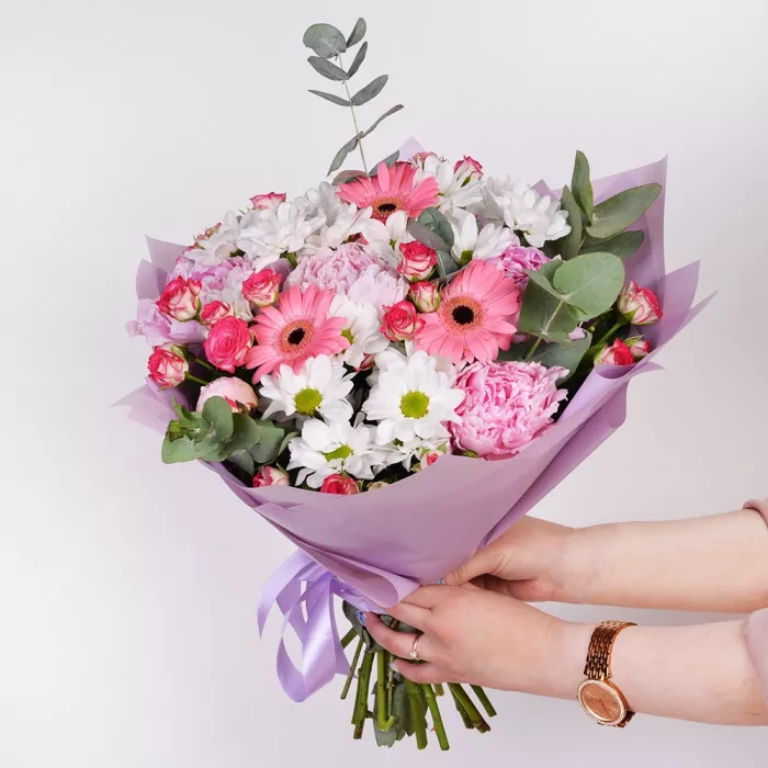 Букет из кустовых роз, гербер и пионов Букет из кустовых роз, гербер и пионов