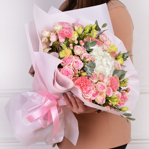 Букет на День матери из гортензии, гвоздик и кустовых роз