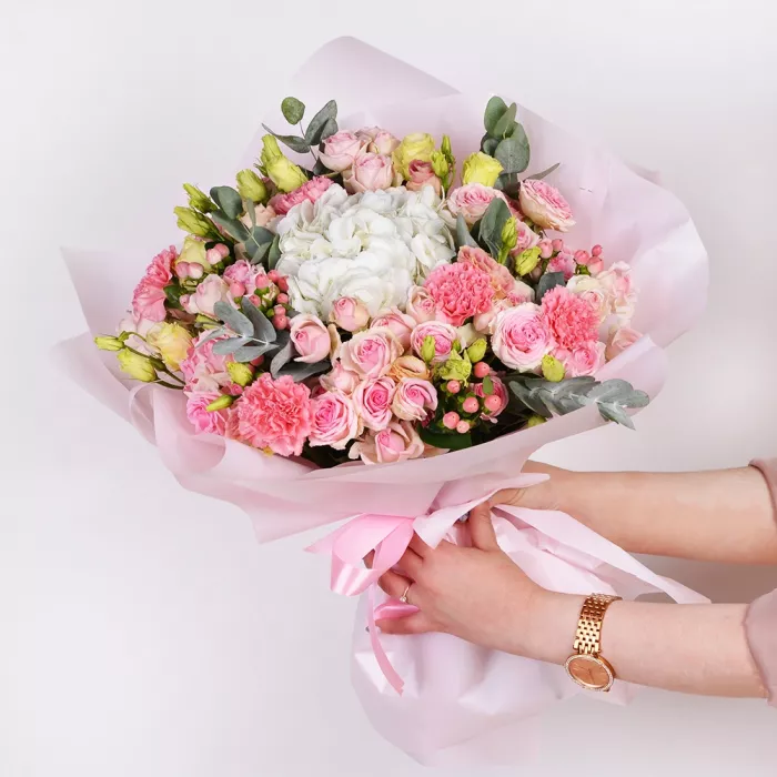 Букет из гортензии, гвоздик и кустовых роз