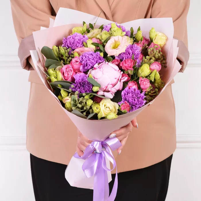 Букет из пиона, гвоздик и кустовых роз