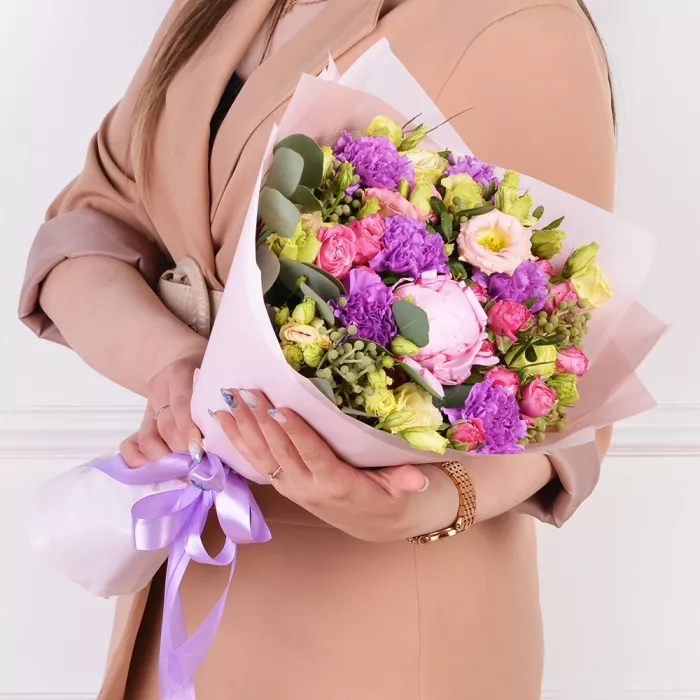 Букет из пиона, гвоздик и кустовых роз