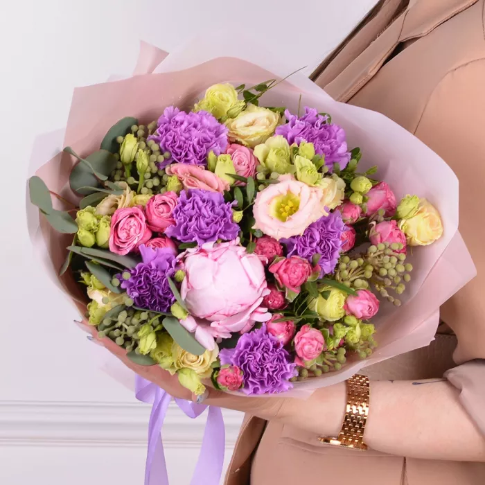 Букет из пиона, гвоздик и кустовых роз