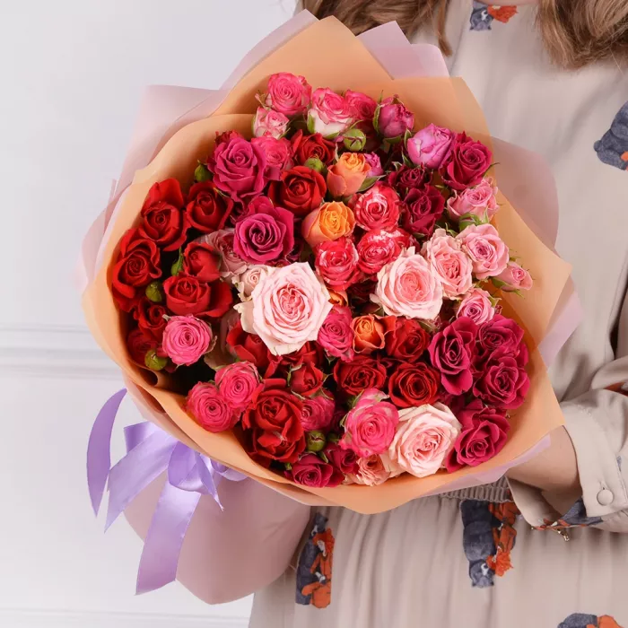 Букет из 19 разноцветных кустовых роз