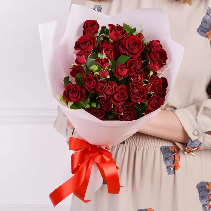 Букет из 7 красных кустовых роз