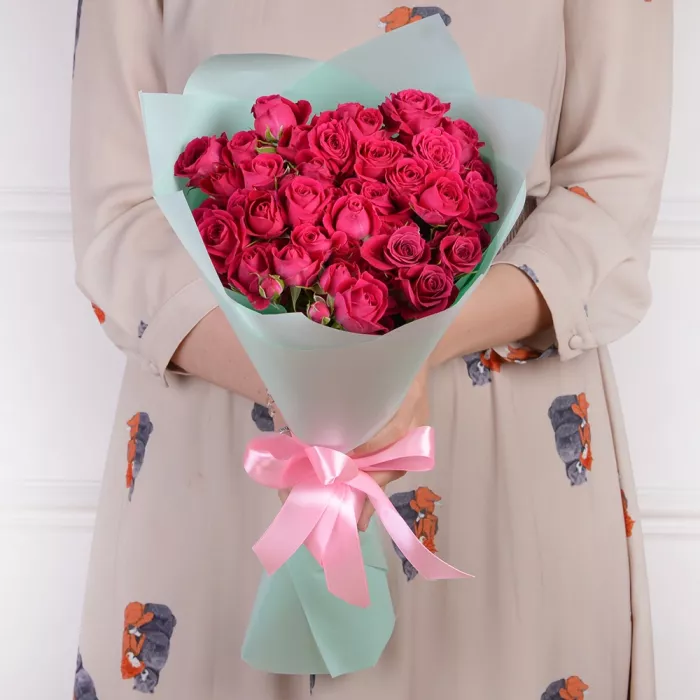 9 малиновых кустовых роз