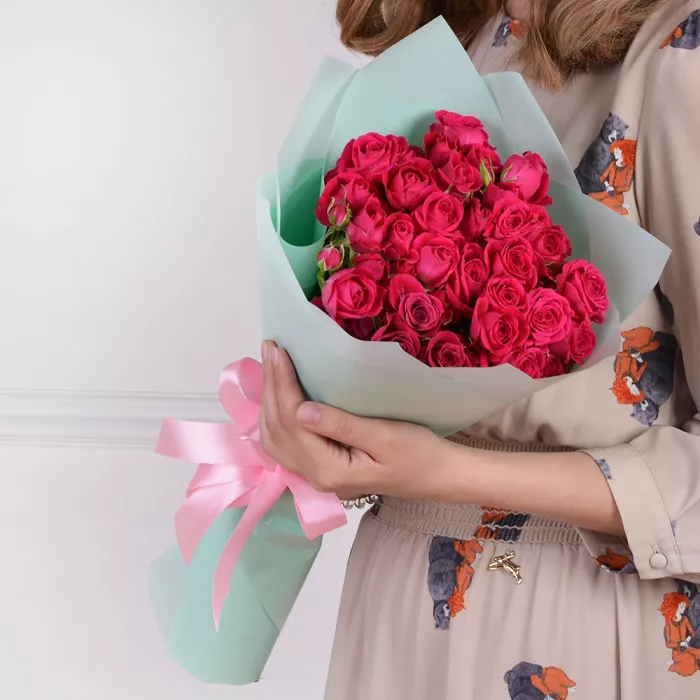 9 малиновых кустовых роз