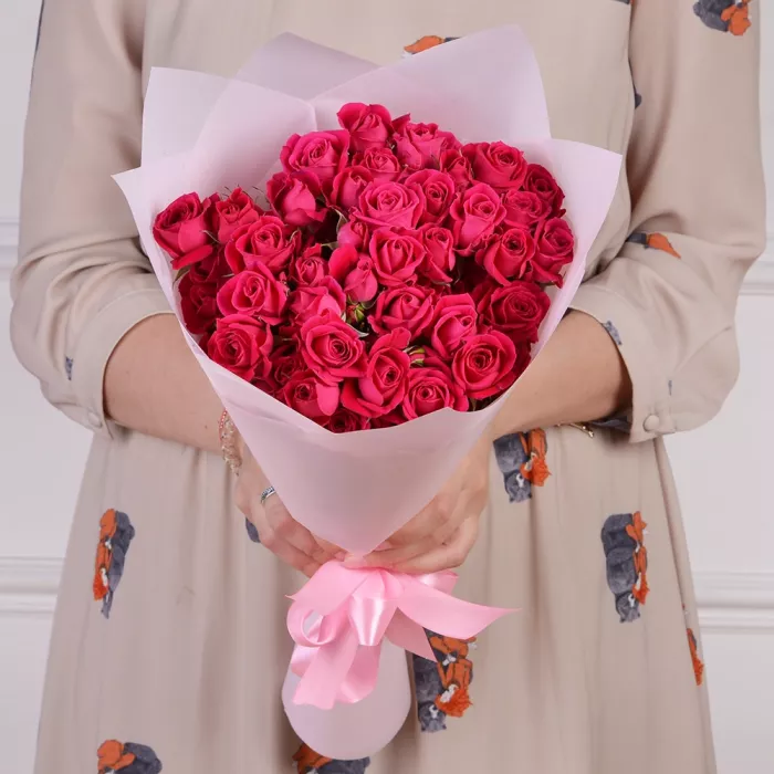 11 малиновых кустовых роз