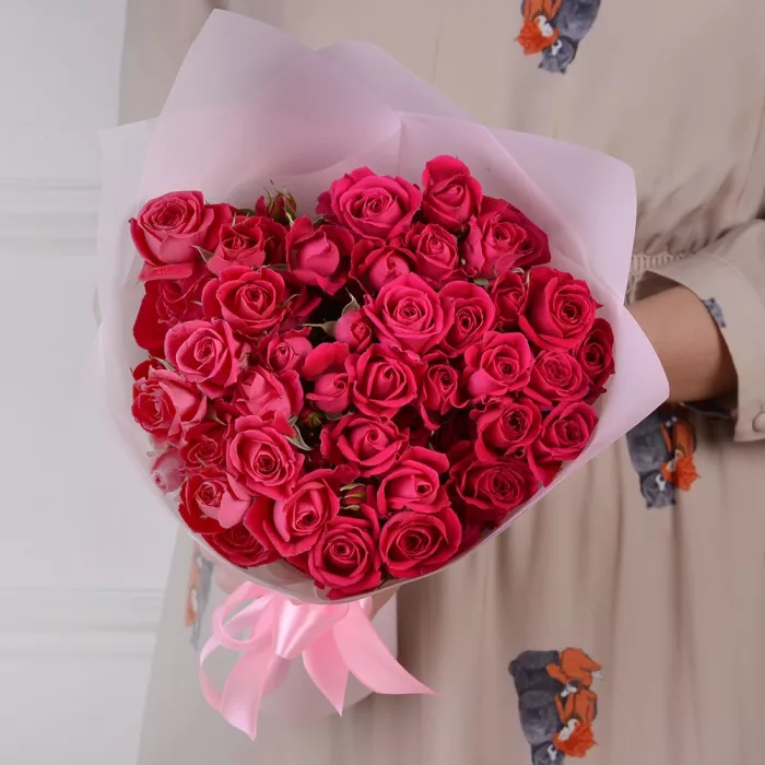 11 малиновых кустовых роз