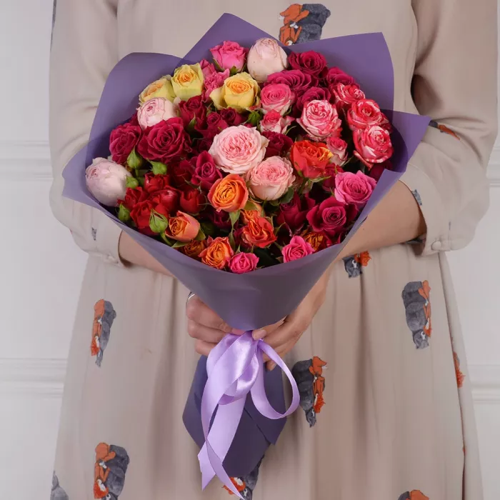 15 разноцветных кустовых роз