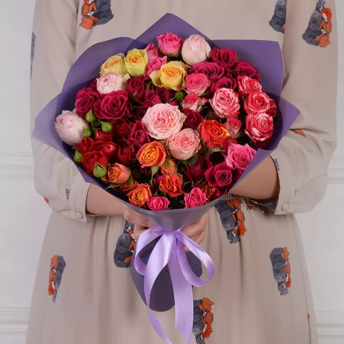 15 разноцветных кустовых роз