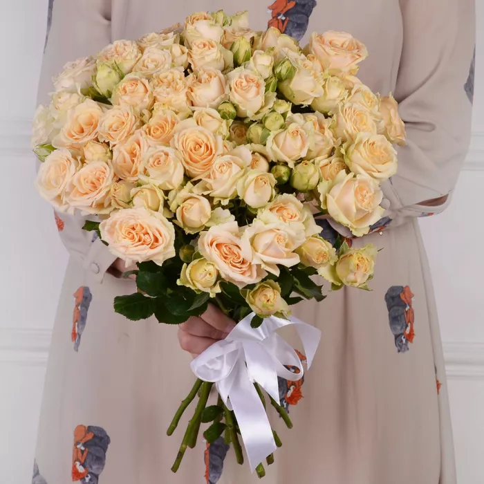 15 кремовых кустовых роз