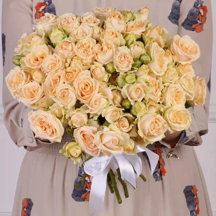 15 кремовых кустовых роз