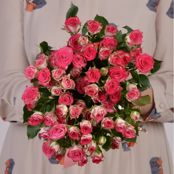 15 бело-розовых кустовых роз