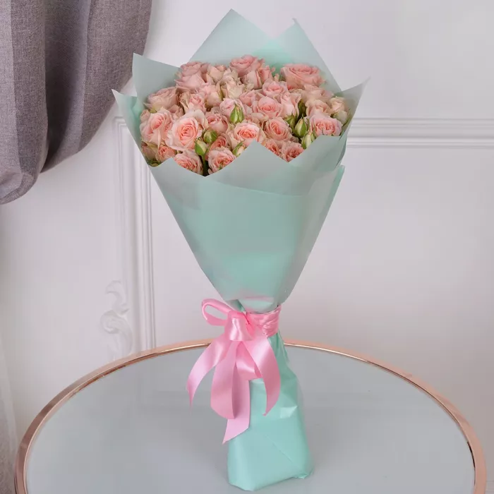 11 нежно-розовых кустовых роз